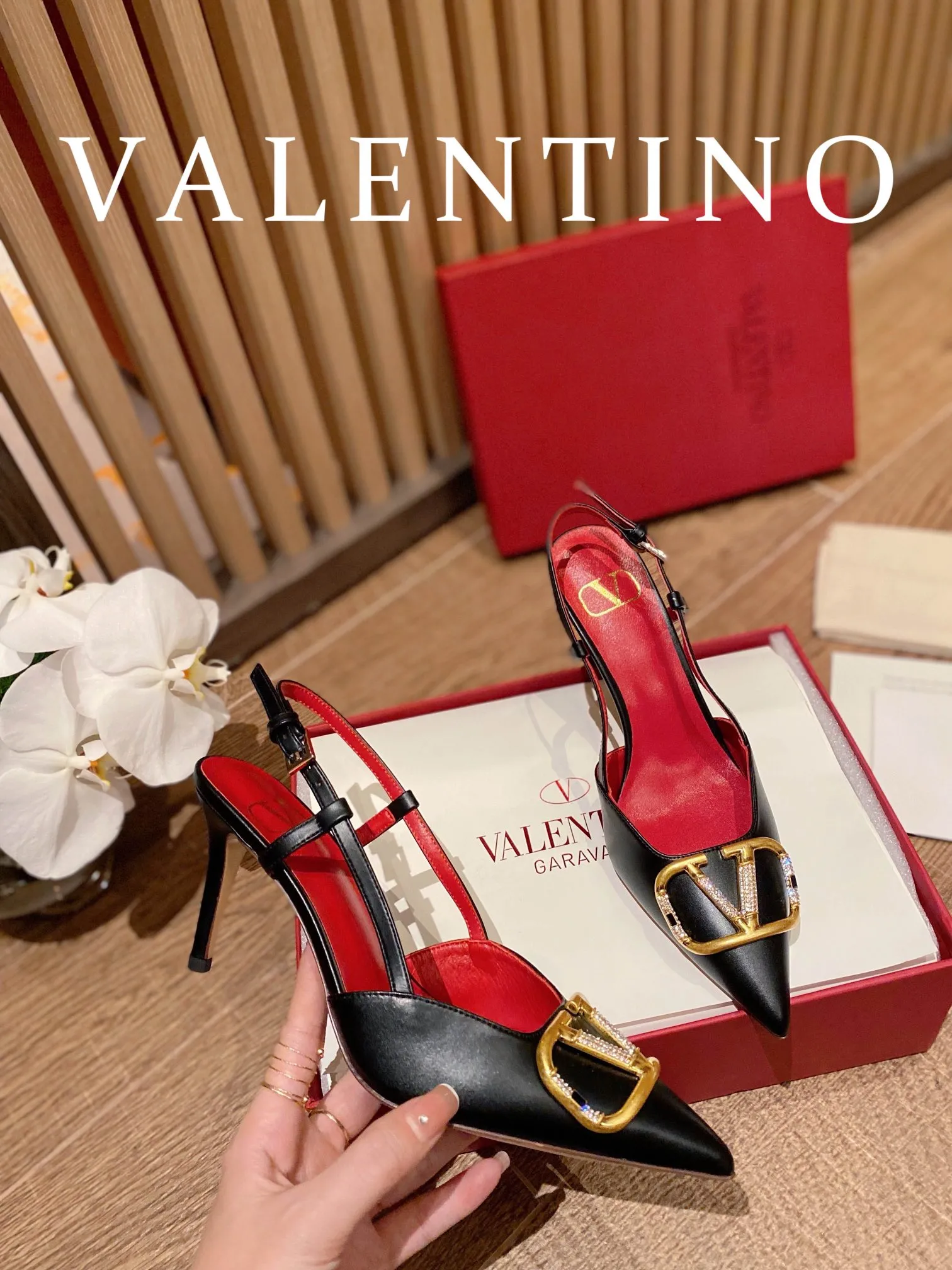 👟👟Ex-factory price 520👟👟 𝑉𝐴𝐿𝐸𝑁𝑇𝐼𝑁𝑂 Valentino ♡ The latest series of the counter 💯The new season of Valentino replaces the usual rivet elements with the initial V bronze (dotted buckle) buckle, simplifying the complexity Make the design more refined and durable. No matter your age, it can easily fit on your feet and make your feet look slimmer! The new season lives up to expectations! Worth buying ★Imported cowhide is absolutely high-grade ❥Original method is absolutely sensual ❥Elegant style creates a different feeling🙈 Simple temperament style!  ♡ show bdetails ———————————— ⊿▸: Size｜35-40 (customized at 34.40.41.42) ⊿▸: Material｜Imported cowhide ⊿▸: Material｜Exclusive molded rhinestone buckle ⊿▸: Material | Padded sheepskin ⊿▸: Material |Italian 🇮🇹 genuine leather outsole (the original 1:1 method has a wood grain shape) ⊿▸: Heel height｜8cm